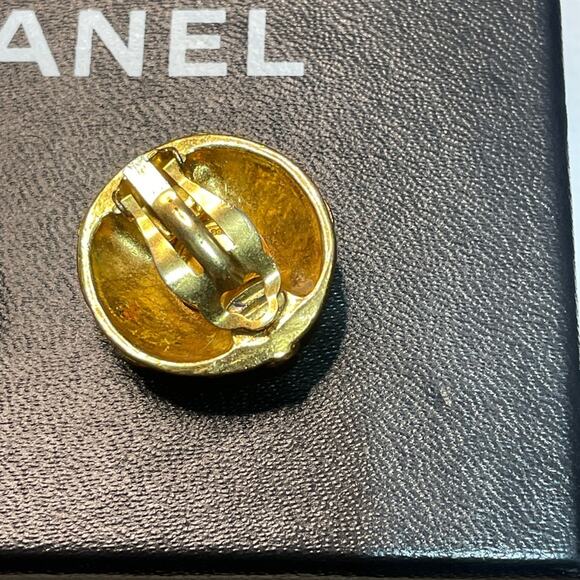 Chanel Gold Floral Earrings vintage Clip on with COA - Picture 3 of 7